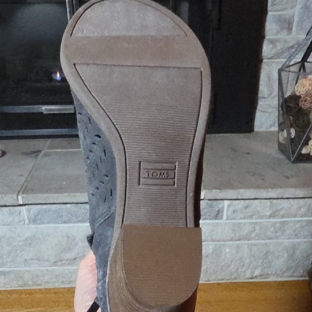Toms Gray Perforated Peep-Toe Block Heel Ankle Booties. Size 9 Wide - Picture 4 of 7